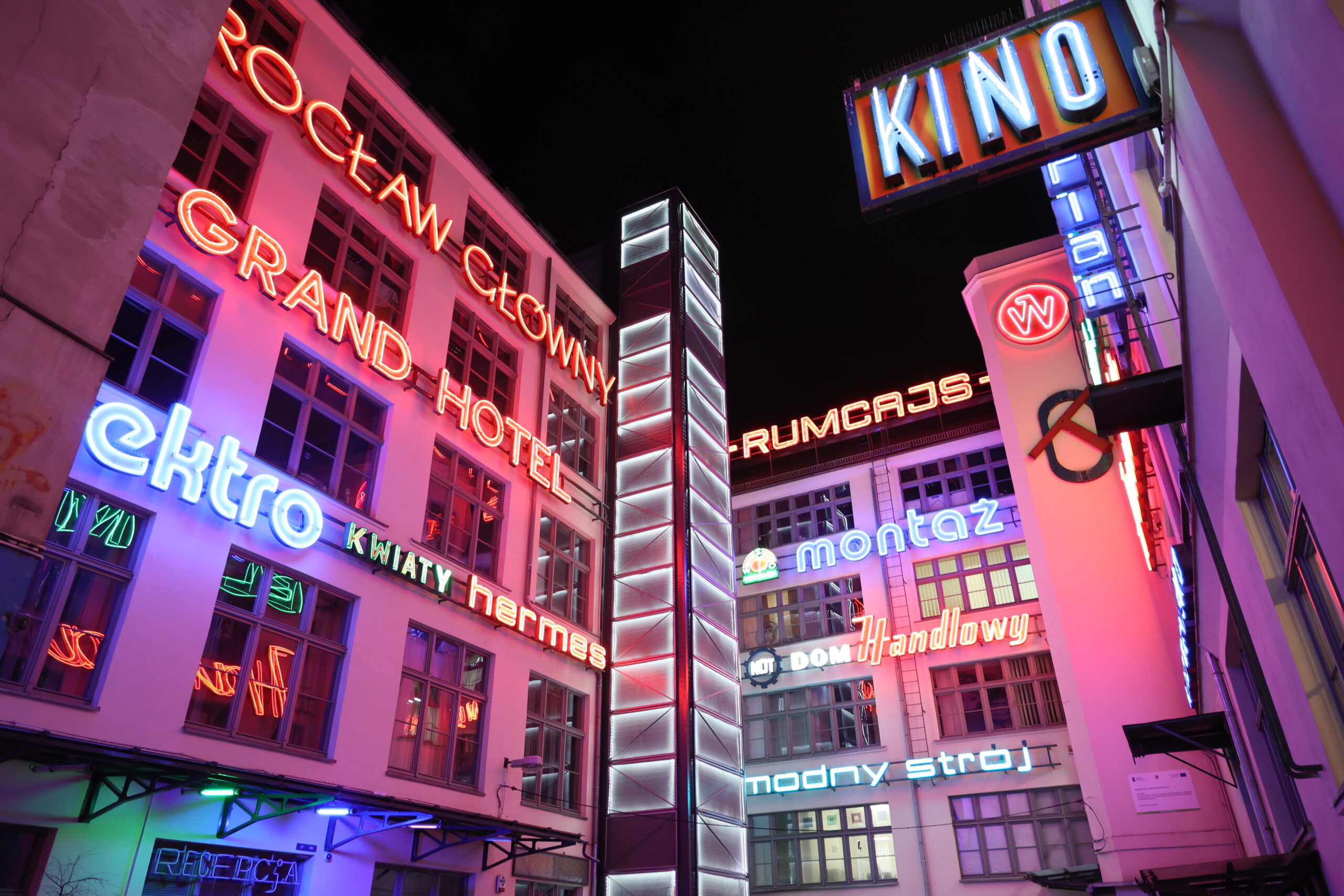 Kolorowe neony oświetlają nocą miasto kolorowymi światłami.